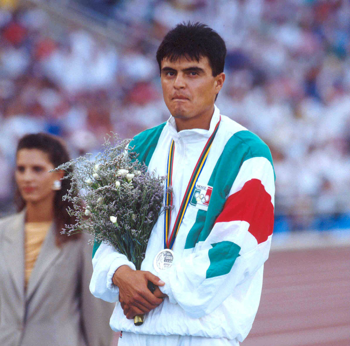 Carlos Mercenario con su medalla de plata olímpica de Barcelona 1992